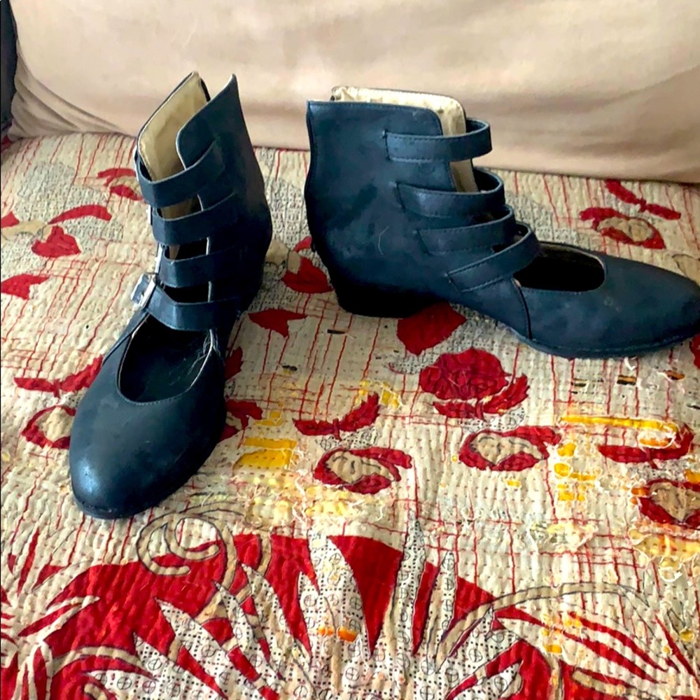 Short little ankle boots.